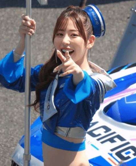 「笑顔が最強です」人気レースクイーン、”あー見つけた・ショット”を披露！可愛すぎとファン虜に「うわーめっちゃ可愛いよ」