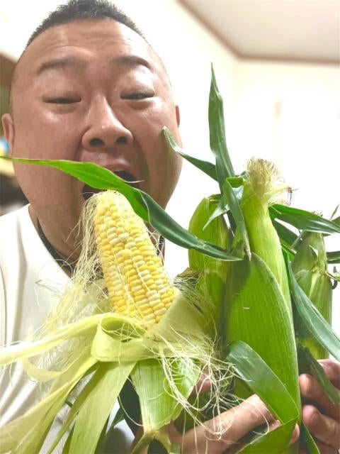 甘々娘がやってきた！脇知弘、旬のとうもろこしに大満足
