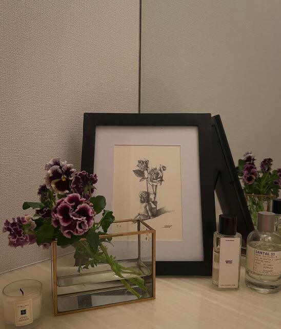 畑野ひろ子が彩る春の癒し空間。洗練されたインテリアとパンジーの魅力