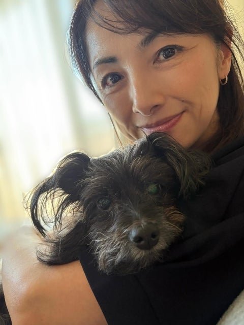 「愛犬と一緒に、、、」52歳美魔女女優が見せた愛犬との美しすぎるハグショットにファン歓喜！