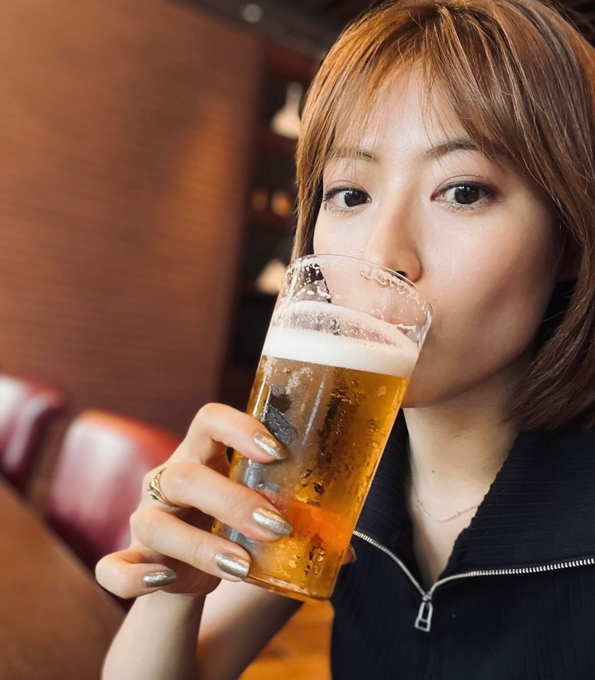 LIVEのお供はビールでしょ！人気女優に乾杯！