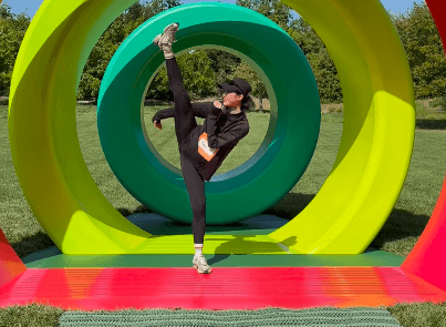 「世界初の記録ですね」美女空手家、パークで披露した”青空・ハイキック”に反響続々！「足が頭より30cm以上上がってる」