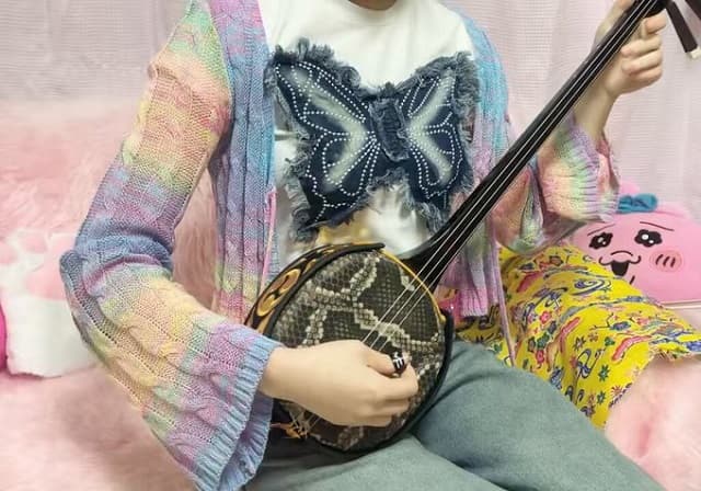 「音色がステキ！」HKT48メンバーが”三線の日”にBEGINの名曲の演奏動画を公開！