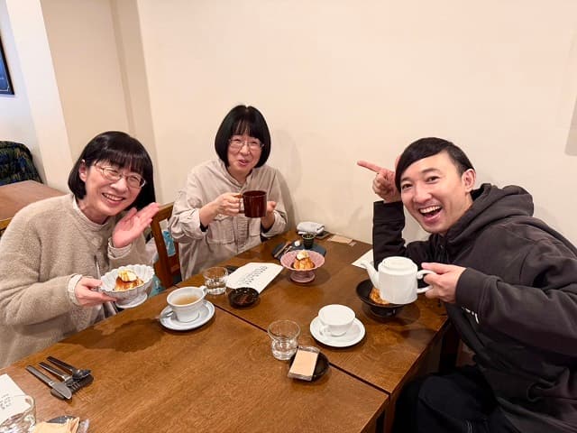 阿佐ヶ谷姉妹があの男性芸人と”オバサン会”!?微笑ましいやり取りにファン「理想のお友達関係」