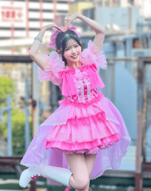 「こまりん可愛すぎる！」fav me 中本こまり、美脚チラ見せお茶目ポーズで新衣装披露！