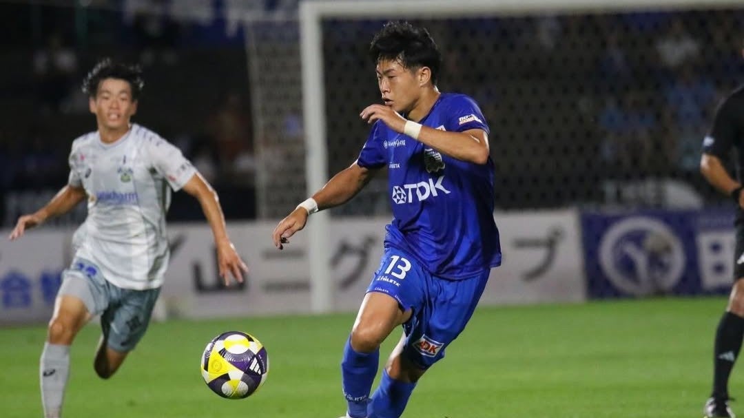“豪快なドリブル突破” …ブルーのユニフォームに身を包んだ若手選手の奮闘