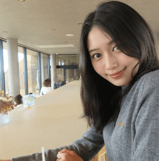 「可愛いですね」ラグビー美女子、カフェで披露した”お気に・スタイルショット”に女子ファンも絶賛「透け感のあるタイツで美脚なのも素敵」