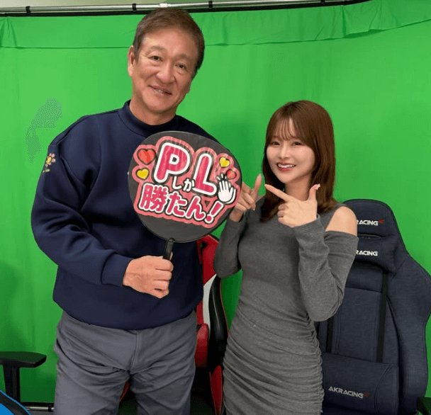 美女スポーツグラドル、元プロ野球選手の”推しうちわ贈呈”！本人大喜びの2ショットが誉れすぎと話題に「最高コンビ」