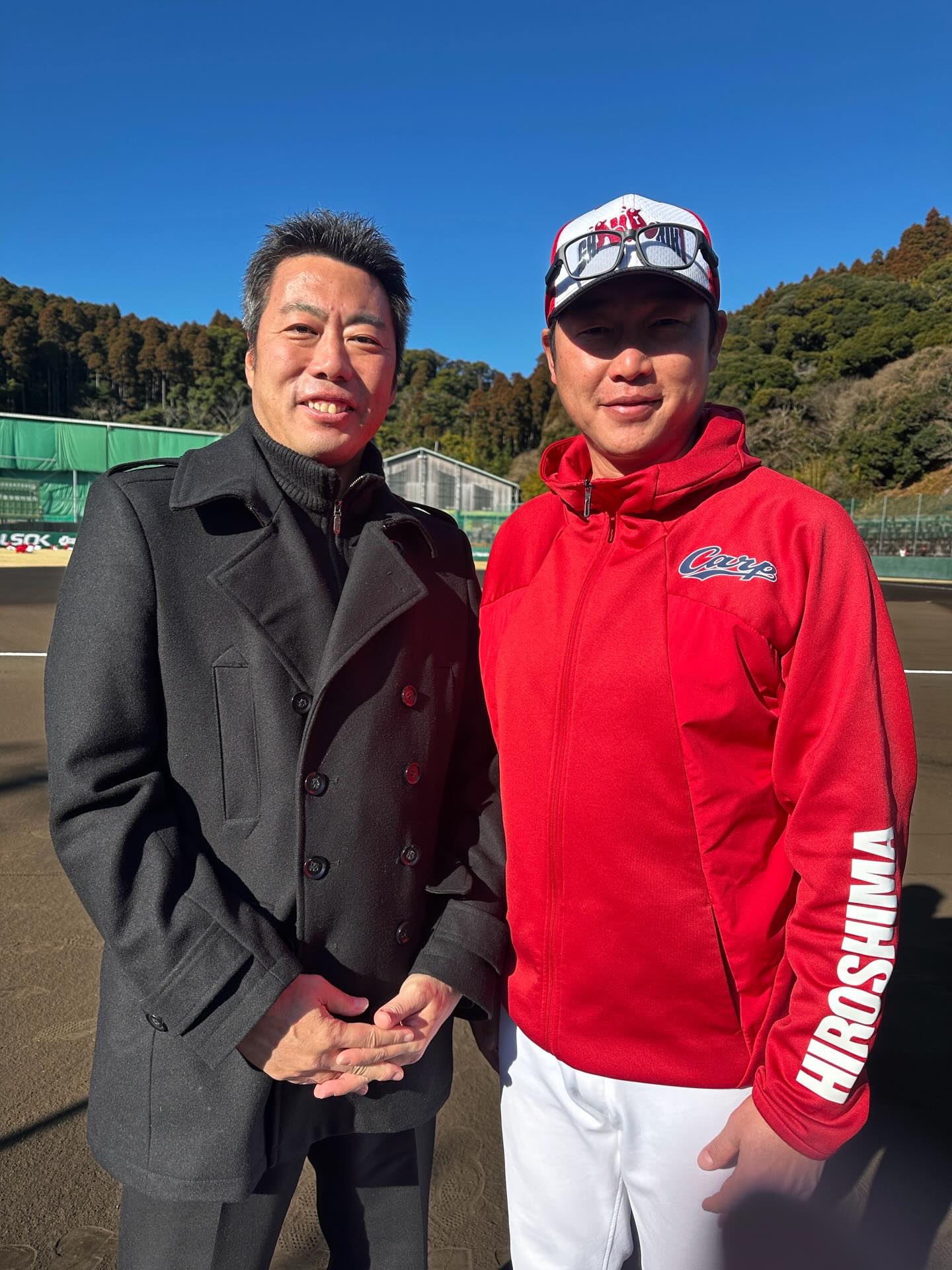 上原浩治が広島キャンプを訪問　新井兄弟に取材