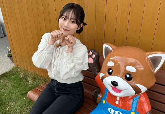 「仕草がかわいい」美女アナウンサー、動物園で見せた”美ポージング”にファン惚れ惚れ「ポーズかわいい」