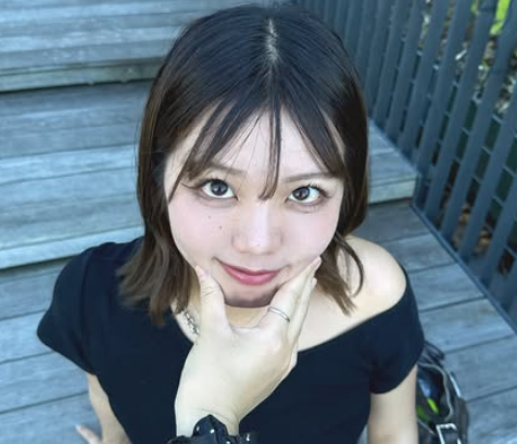 「色っぽ！」サッカー美女子、白レースの”美脚光る・マーメイドスカート”ショットを披露！「はい美人」だとファン釘付け