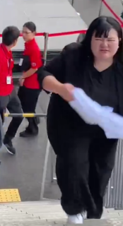 「もっと早めに判断できたでしょ！」人気芸人がネタ中の大雨に叫ぶ