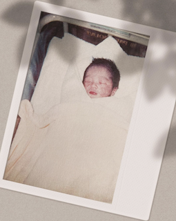 人気芸人の元妻 息子の顔出しショット公開で話題に「あっという間の20年」