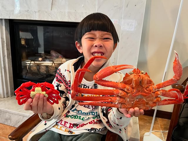 NHK気象予報士・斉田季実治「パズルと同じ、ズワイガニ」届く！ドヤ顔息子の可愛すぎるショットが話題