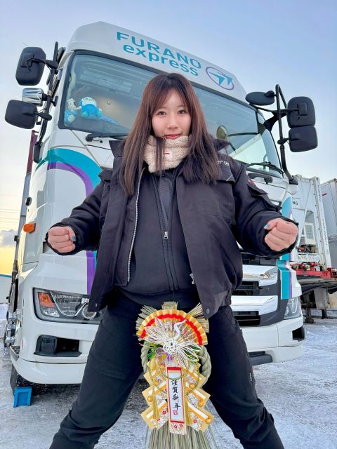 トラックめいめい、1年目の仕事納めを元気に報告 正月飾りと共に笑顔のポーズ