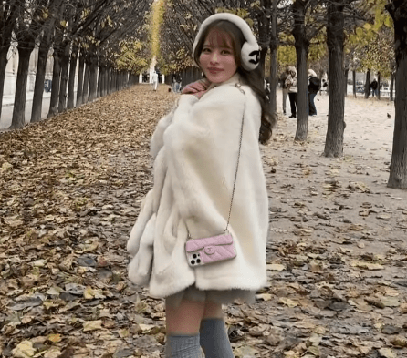 あの美人インフルエンサー、眩い”絶対領域”コーデを披露！枯れ葉のじゅうたんロードで魅せた写真が可愛すぎと話題に