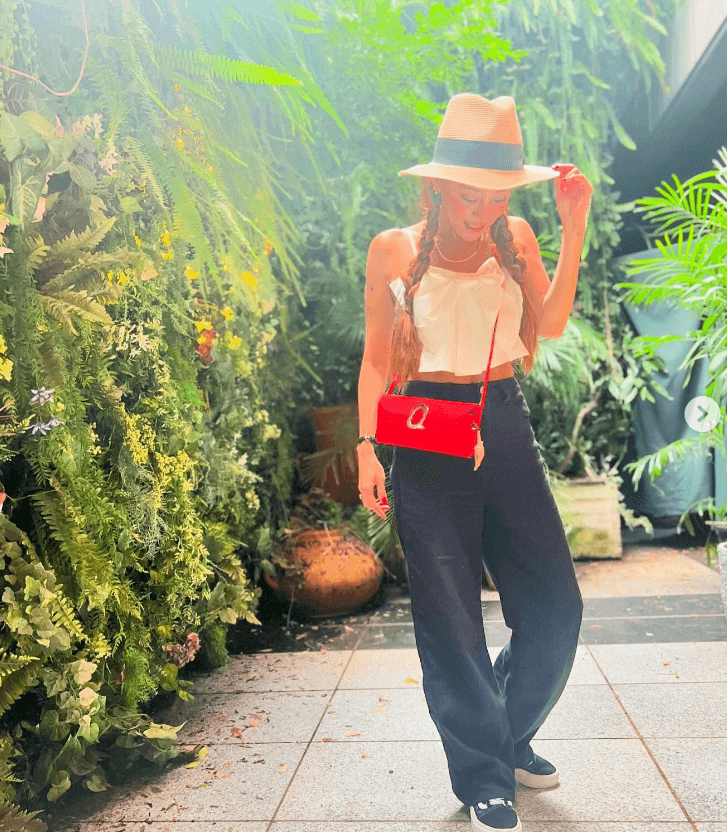 あびる優がInstagramで最近お気に入りのスニーカーを紹介している。