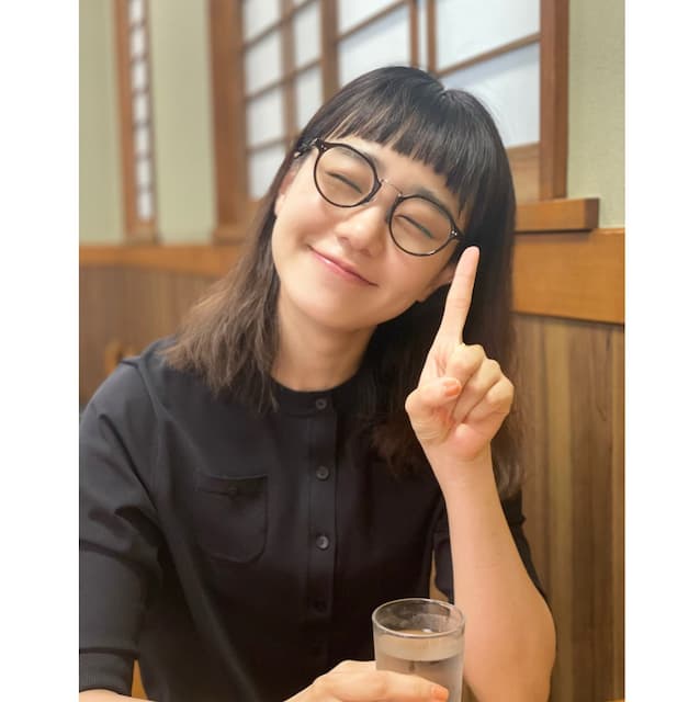 奈緒、人差し指を立てて映画とドラマを宣伝「本日1日は…」