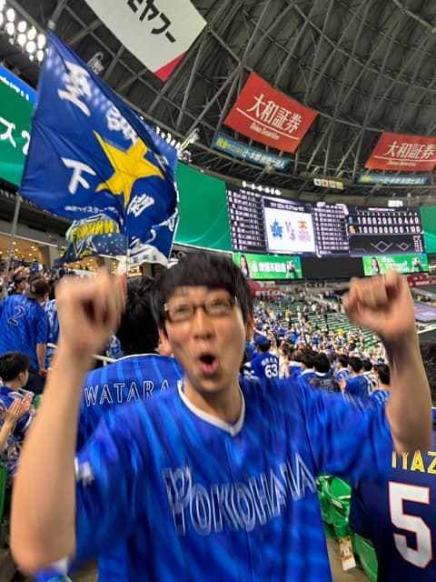 あの鉄道芸人がベイスターズ応援！大歓喜”ブレブレ写真”を投稿