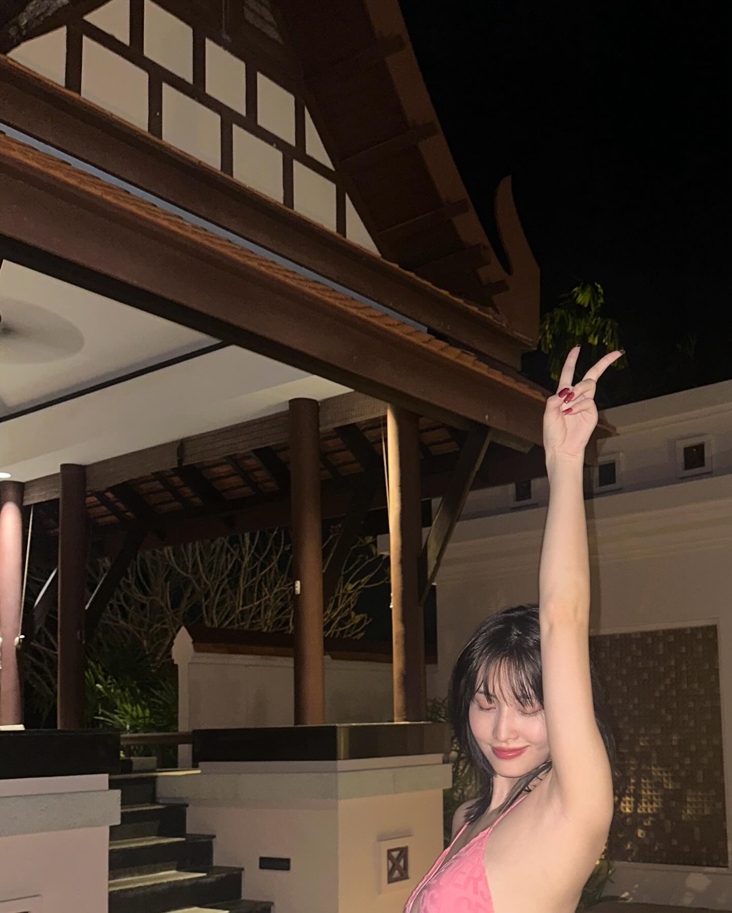 TWICE・モモのスタイル抜群水着ショットが話題🍑「世界で1番可愛いチョキ」