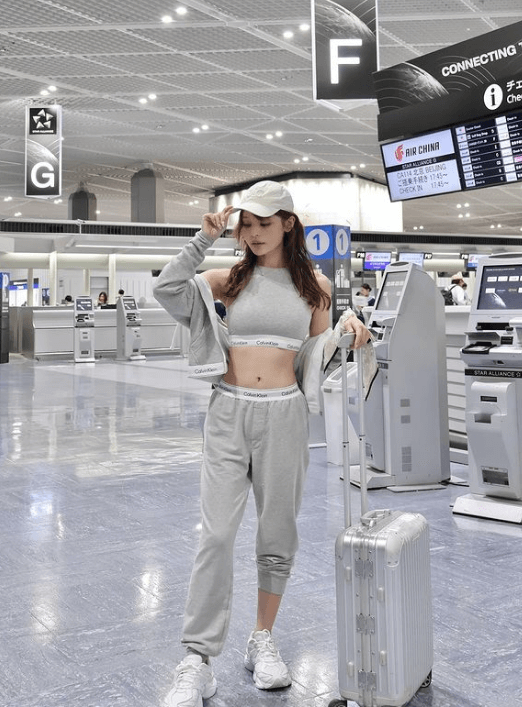 人気モデルの小沼瑞季「IN 成田空港」、美オーラ最大の”ヘソ出しスポーティー”にファンがヒートアップ！