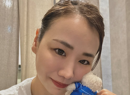 「最高にかわいいです！」美女フットサル選手、激カワな”MYネーム入り白クマ”の披露！記念2ショットにファン惚れ惚れ