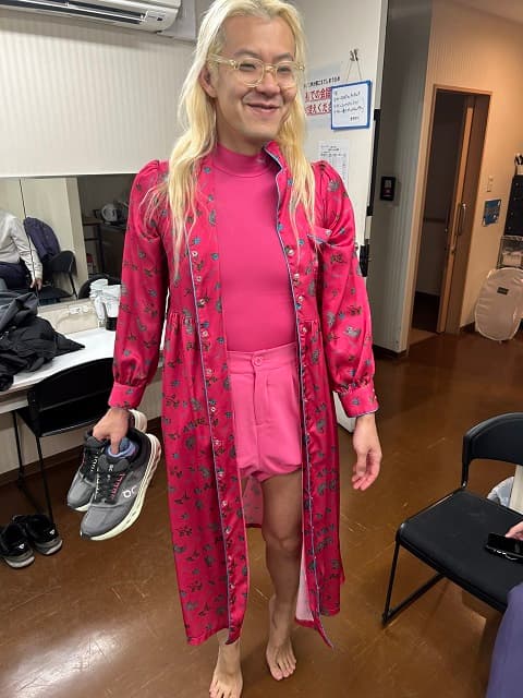 衣装を忘れるハプニング!? ZAZYの即席衣装姿が話題に