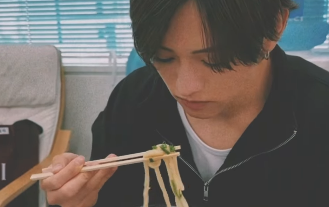 「いやもう何この癒し空間…」松島聡、もぐもぐ動画にファン悶絶