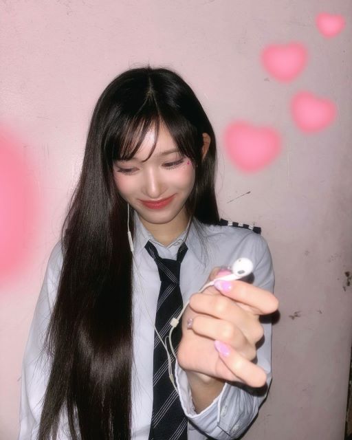 「一緒に聴く？」IVE・イソの可愛すぎる仕草にファンキュン死！？