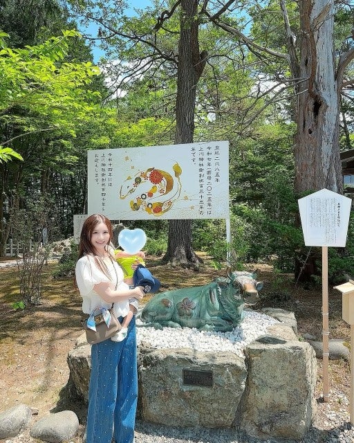 手島優が「北海道・上川神社で見せた素顔」、てじっ子と過ごす「松ぼっくりと笑顔の参拝日和」