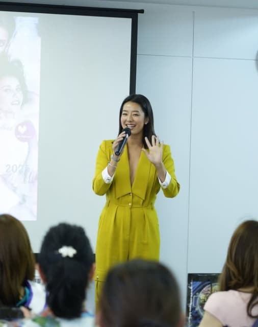 すみれ　胸元ザックリのファッションで日本を代表する美女たちと交流！