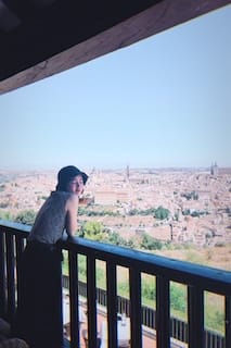 超人気アーティストがスペインでスリを第三の目で防ぐ⁉︎