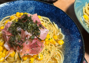 西山茉希、簡単和風パスタ＆生配信告知で話題！「楽旨アイテムでワンパンスパ曜日」