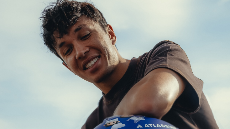 「これは君たちのために」アルボン、ファンの名前入りヘルメットで感謝の気持ちを発信！