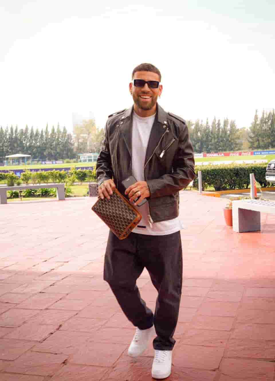 オタメンディが母国帰還を報告！スタイリッシュな姿を披露