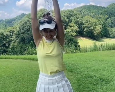 ゴルフ美女子の"夢とちゃうのかい? ド派手水かぶりムービー"にファン歓喜「豪快なしのぎ方」