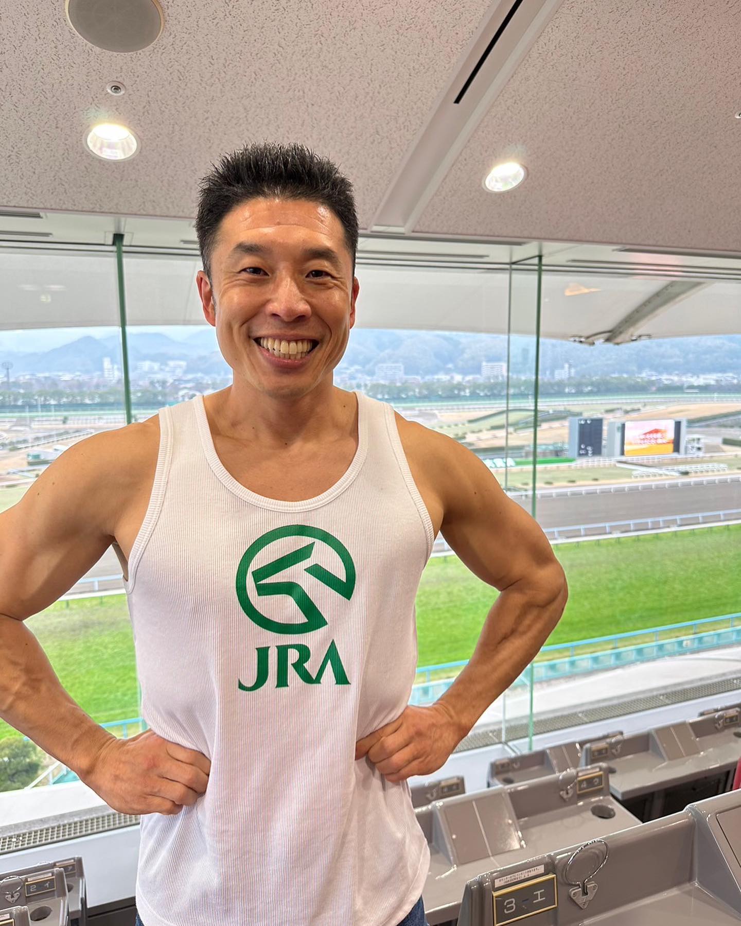 💪なかやまきんに君、真冬でも安定のタンクトップ姿で小倉競馬場に降臨