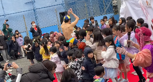 小島よしお、川崎のイベントで大盛り上がり！「ピーヤ」の元気あふれるパフォーマンスにファン歓喜！