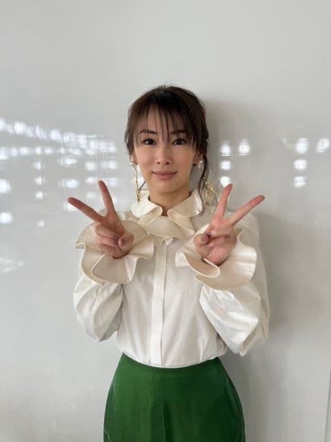北川景子、笑顔のダブルピース写真にファン感激！「フリフリもグリーンも似合ってます」
