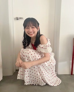 元人気アイドル 肩出しワンピで登場にファン悶絶 満面の笑みにいいね殺到