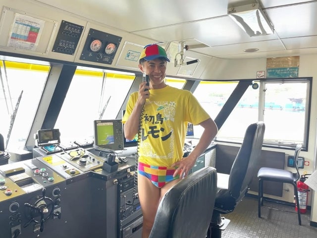 「新船の船長がまさかのブリーフ姿」小島よしお、初島航路に“おっぱっぴー”旋風