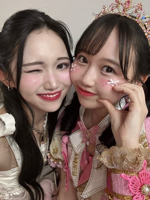 「もう心臓どうしたらいいんよ」FRUITS ZIPPER・松本かれんとIS:SUEメンバーの可愛すぎ2ショットにファン悶絶！