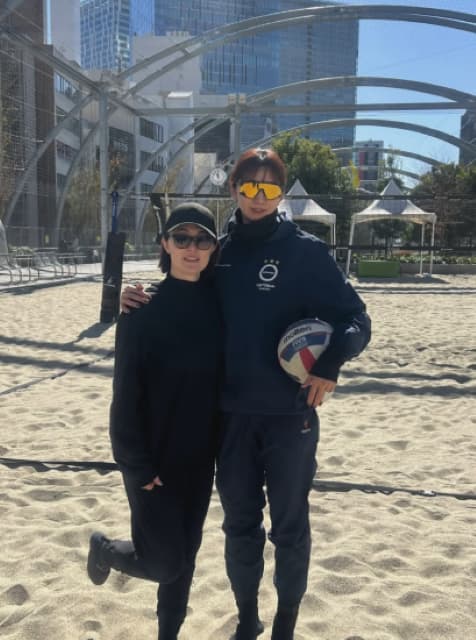 秋本愛が仲良しコンビで久しぶりのビーチバレーに挑戦！