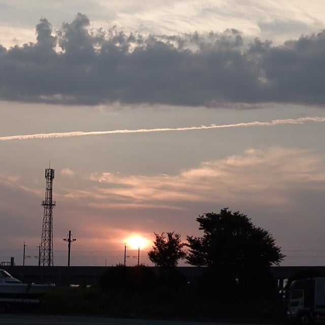 安東弘樹が切り取った日本海の奇跡。夕日と飛行機雲が描いた一瞬の詩