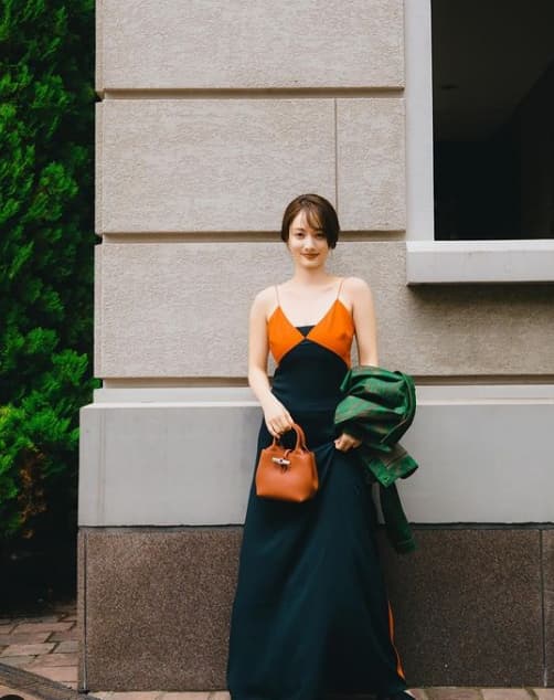 谷まりあ　秋色コーデが映える！ロンシャンのバッグで統一感バッチリな姿披露