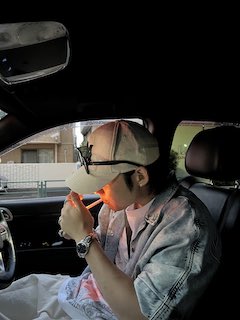 超人気YouTuber 喫煙ショット公開に心配の声 「彼女…?」「助席だれいるの?!」ドライブショットが話題に