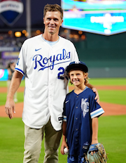 球界のレジェンドが始球式に登場　息子がキャッチャーを務めファン感動