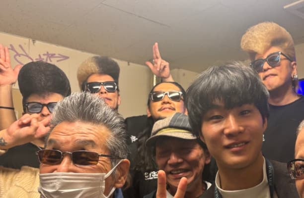 吉本新喜劇GMの間寛平、気志團とのライブに「地べたに頭をつくほどの腰の低さに感動」と気志團を褒め称える