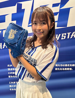 現役アイドル  ミニスカ美女の”180度”脚上げ投球が話題に 可愛すぎる笑顔にファン爆増??