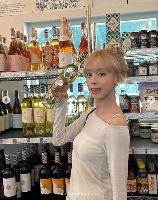 aespa・ウィンター「一緒に飲む？」舌出しショットでファン魅了！